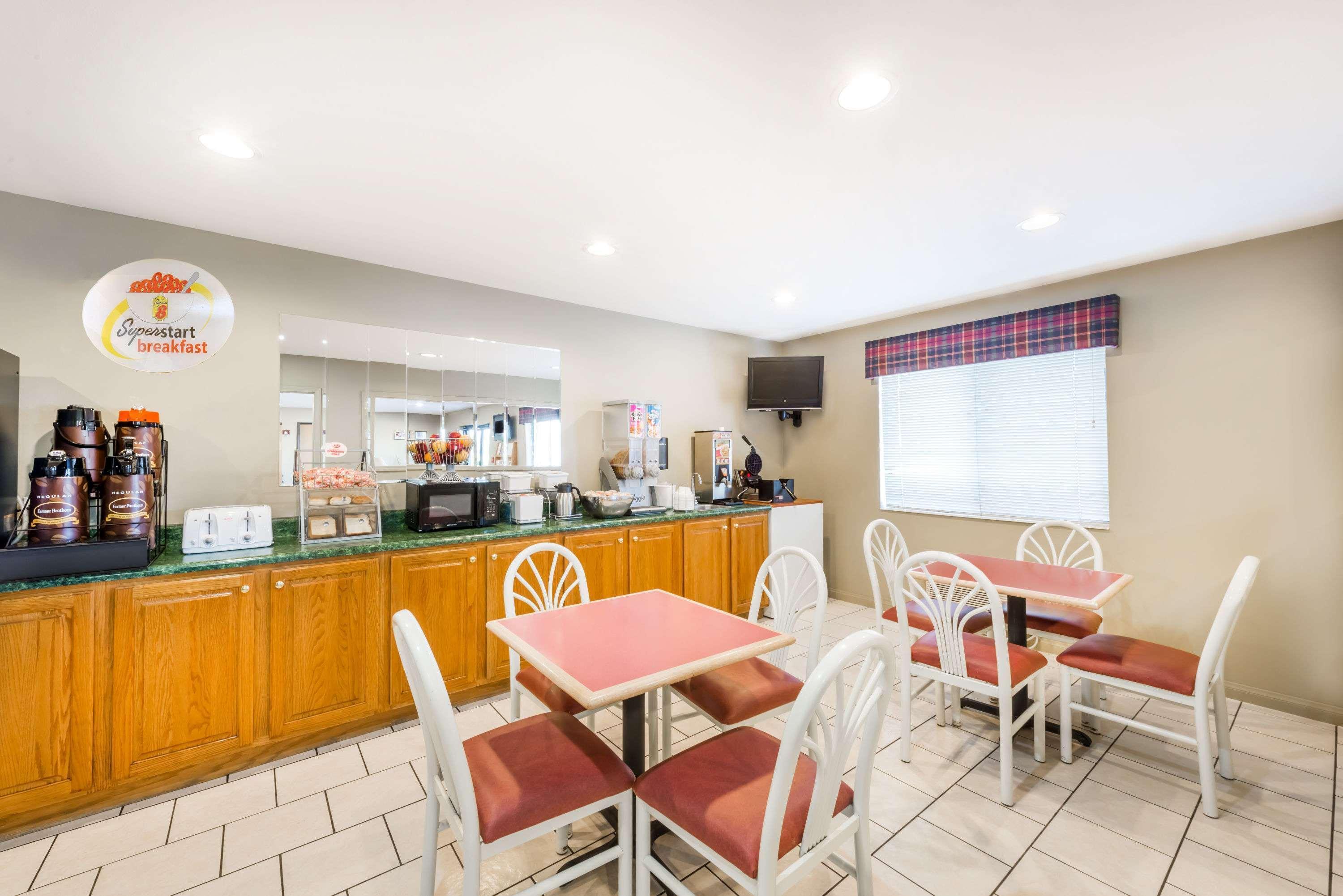 Super 8 By Wyndham Chanute Luaran gambar